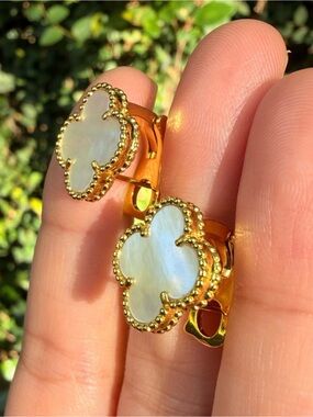 Gold Flower Mother-of-Pearl Stud Earrings - White and Gold